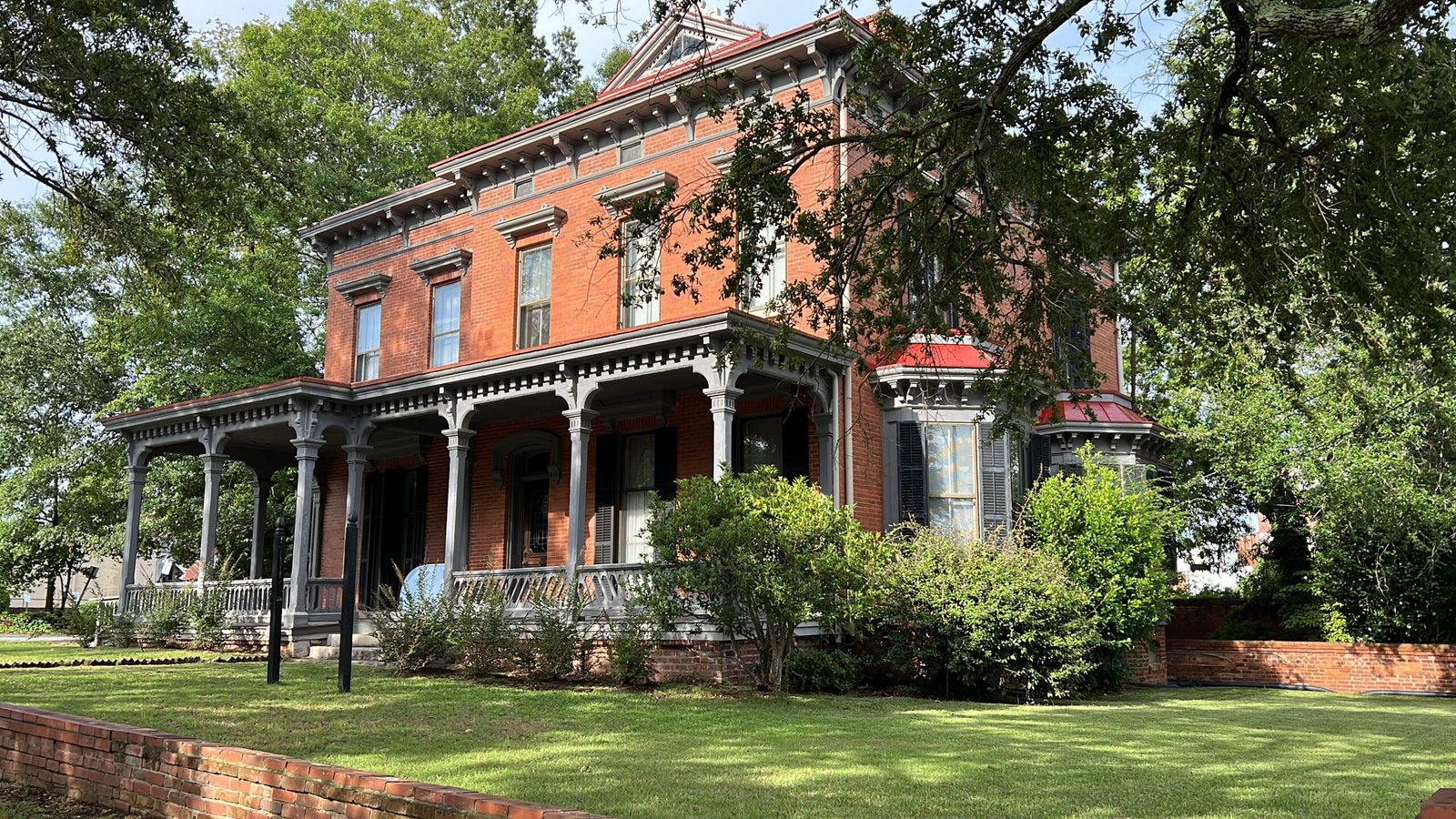Elegant Redbrick Estate